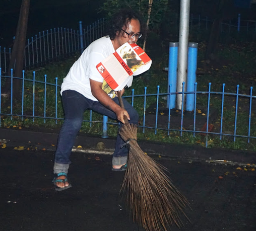 PERFORMATIVITAS SETELAH KONFLIK : YANG MENYAPU DAN YANG TERTAHAN DI TENGAH PINTU
